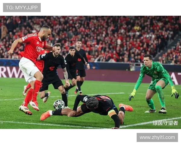 尤文图斯与巴萨激战红牌频出球场风云再起引发热议